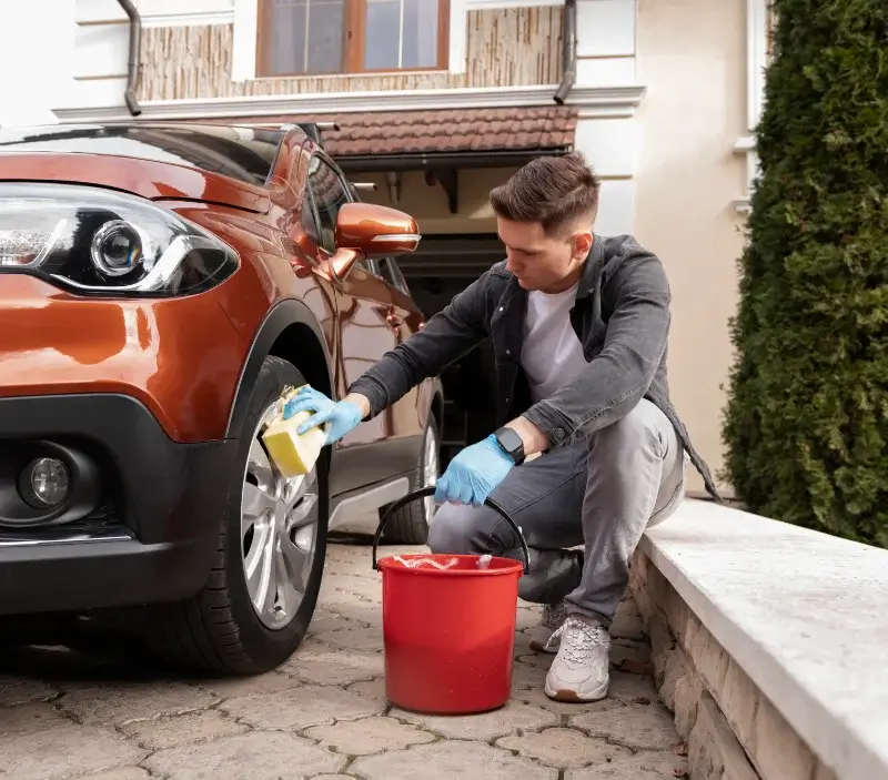 Lavage auto à domicile Vebron : professionnel intervenant sur un véhicule